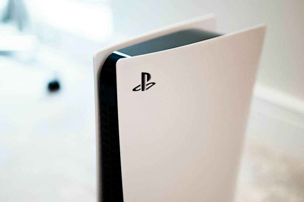 Consola de videojuegos blanca en primer plano