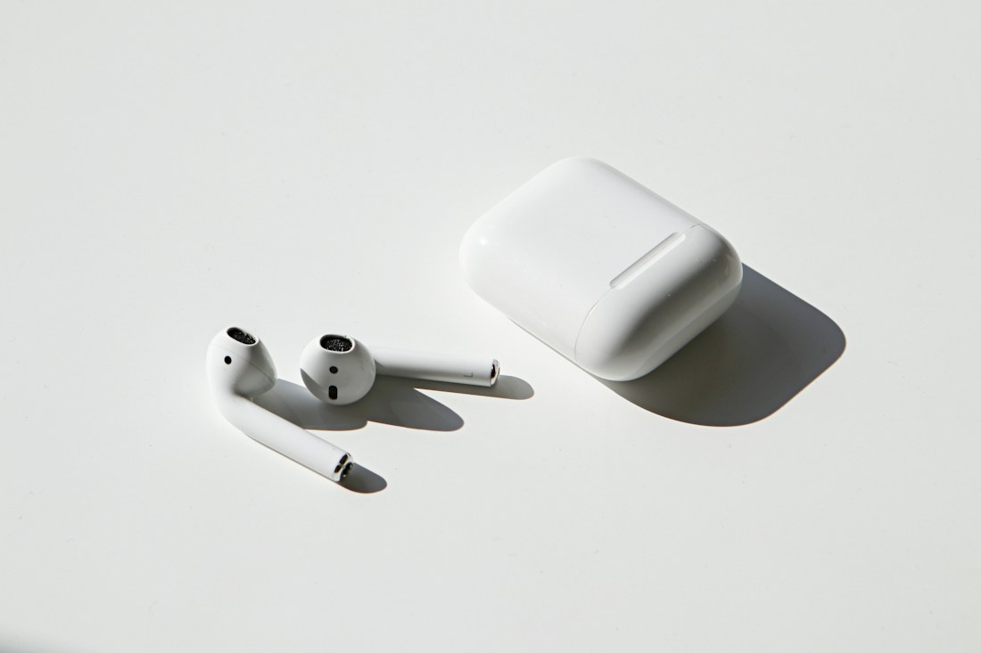 Audífonos inalámbricos AirPods Pro con su estuche de carga